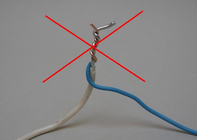 Соединение провода от розетки с основным проводом